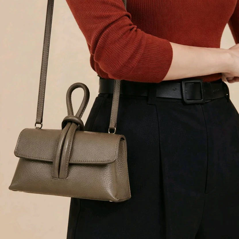 BOLSO GLAMORA DE PIEL ITALIANA CON ASA DE NUDO Y BANDOLERA